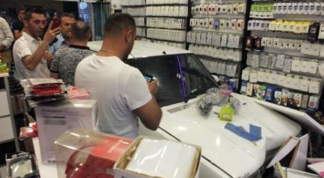 Kontrolden çıkan otomobil iş yerine girdi Kontrolden çıkan otomobil iş yerine girdi