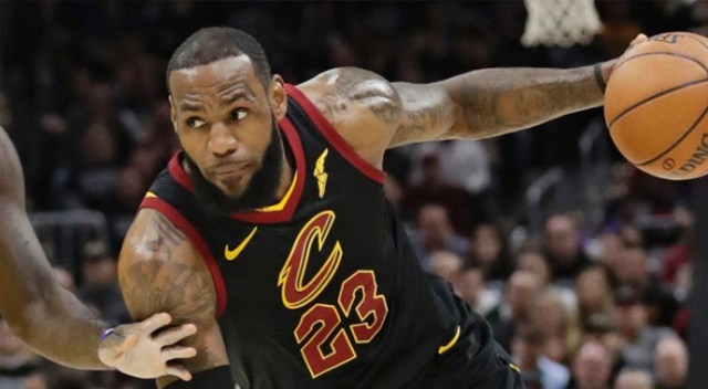 LeBron imzayı attı LeBron imzayı attı