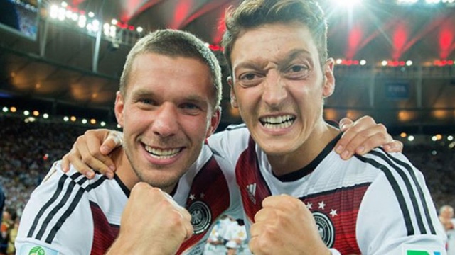 Lukas Podolski'den Mesut Özil paylaşımı Lukas Podolski'den Mesut Özil paylaşımı