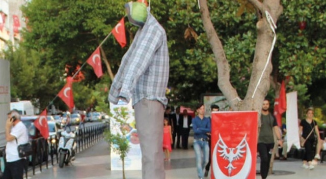Minik Eylül’ün katil zanlısının maketini ağaca astılar Minik Eylül’ün katil zanlısının maketini ağaca astılar