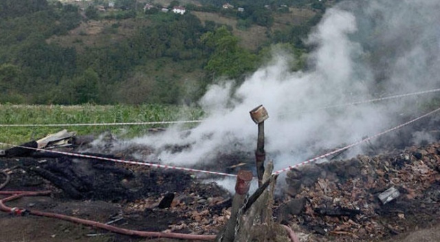 Ordu'da yanan evde aynı aileden 3 kişi öldü Ordu'da yanan evde aynı aileden 3 kişi öldü