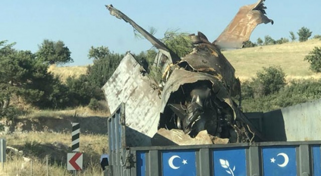 Roket parçası olduğu düşünülüyor! Vatandaşların bulduğu enkaz kaldırıldı Roket parçası olduğu düşünülüyor! Vatandaşların bulduğu enkaz kaldırıldı