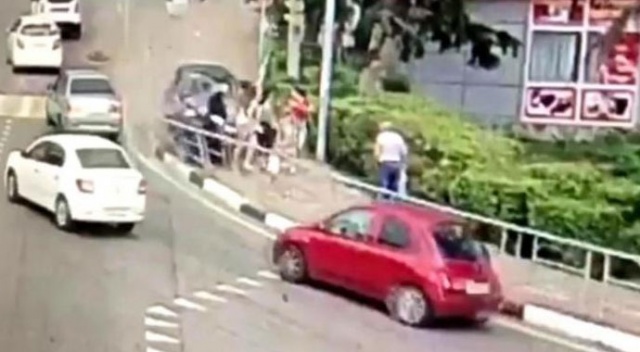 Rusya&#039;da araç yayaların arasına daldı
