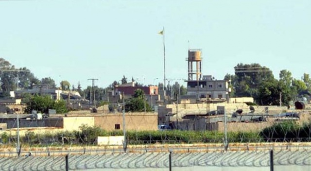 Türkiye sınırından da görülüyor! Terör örgütü PYD sözde bayrağını indirip... Türkiye sınırından da görülüyor! Terör örgütü PYD sözde bayrağını indirip...