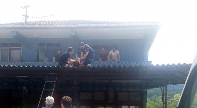 Zonguldak'ta görülmemiş kaza! Takla atan otomobilden balkonun çatısına uçtu Zonguldak'ta görülmemiş kaza! Takla atan otomobilden balkonun çatısına uçtu