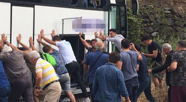 Akü takviyesi yapılırken freni boşalan tur otobüsü, yolcusunu ezdi