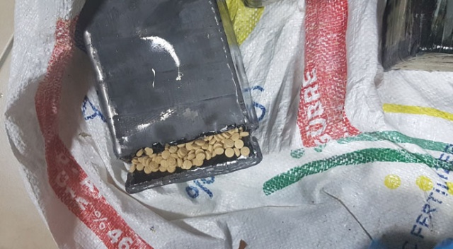 Araç akülerinden uyuşturucu hap fışkırdı Araç akülerinden uyuşturucu hap fışkırdı