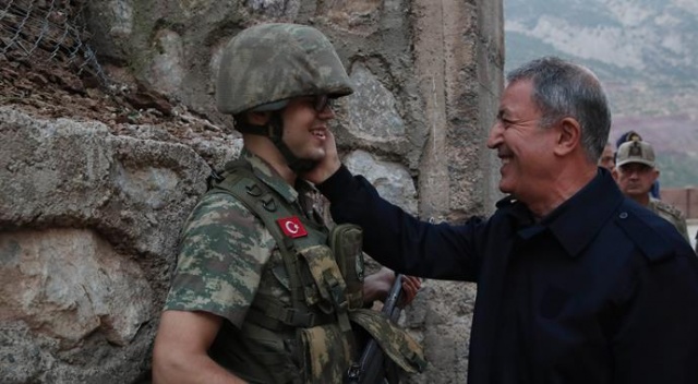 Bakan Hulûsi Akar bayram namazını sıfır noktasında kıldı Bakan Hulûsi Akar bayram namazını sıfır noktasında kıldı