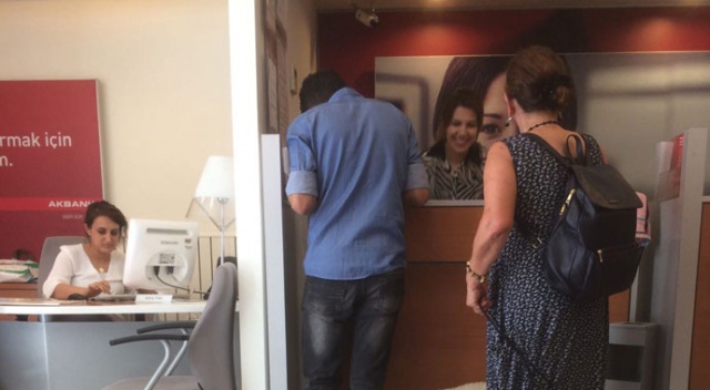 Bankaya girdi, yanındakini gören herkes fotoğrafını çekmeye başladı! Bankaya girdi, yanındakini gören herkes fotoğrafını çekmeye başladı!