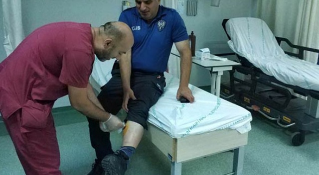 Hastanede hareketli dakikalar! Polisin bacağını ısırdı Hastanede hareketli dakikalar! Polisin bacağını ısırdı