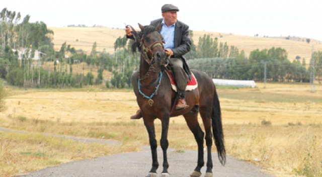 İki arabası var ama... Bütün  ulaşımını  atla sağlıyor!