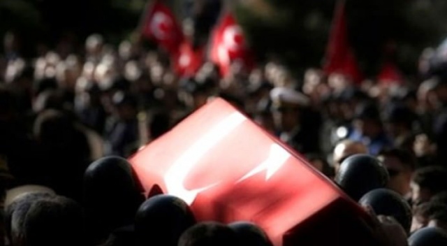 Kayseri'de askeri araç direğe çarptı: 1 askerimiz şehit, 2 askerimiz yaralı Kayseri'de askeri araç direğe çarptı: 1 askerimiz şehit, 2 askerimiz yaralı