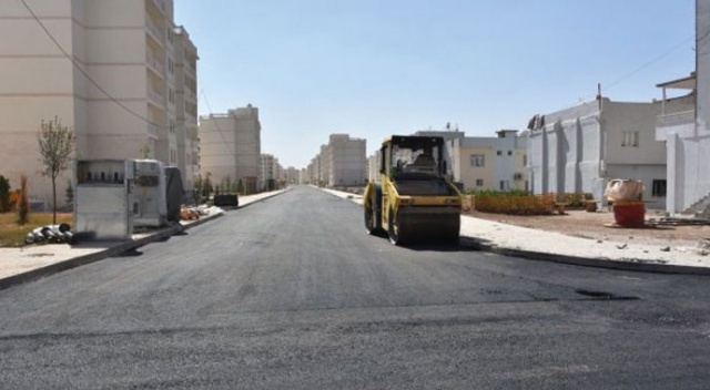 Nusaybin'de terör mağdurları için asfalt çalışması Nusaybin'de terör mağdurları için asfalt çalışması