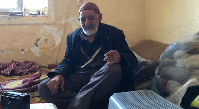 30 yıldır sokakta örgü örerek hayatını sürdürmeye çalışıyor 30 yıldır sokakta örgü örerek hayatını sürdürmeye çalışıyor