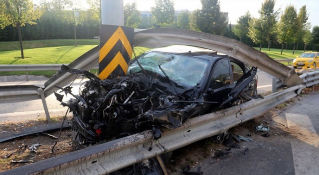 Bayrampaşa'da lüks otomobil trafik levhasına saplandı Bayrampaşa'da lüks otomobil trafik levhasına saplandı