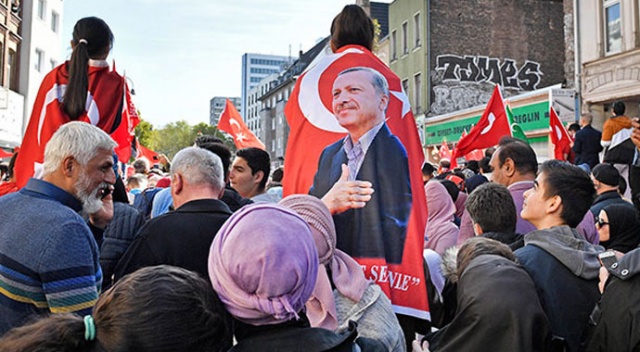Cumhurbaşkanı Erdoğan Köln'de... Binlerce kişi saatler öncesinden toplandı Cumhurbaşkanı Erdoğan Köln'de... Binlerce kişi saatler öncesinden toplandı