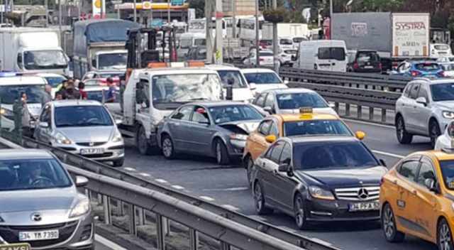 E-5'te zincirleme kaza! Trafik kilit E-5'te zincirleme kaza! Trafik kilit