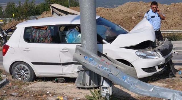 Feci kaza! Araç bariyerlere saplandı Feci kaza! Araç bariyerlere saplandı