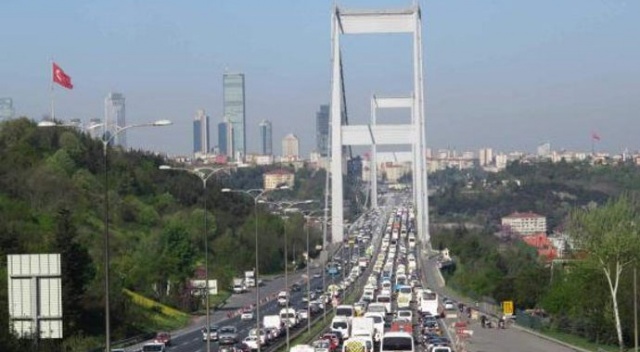 FSM&#039;yi kilitleyen kaza... Köprüde trafik durdu