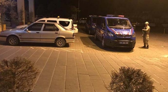 Geri manevra yaptığı aracıyla kızını ezdi Geri manevra yaptığı aracıyla kızını ezdi