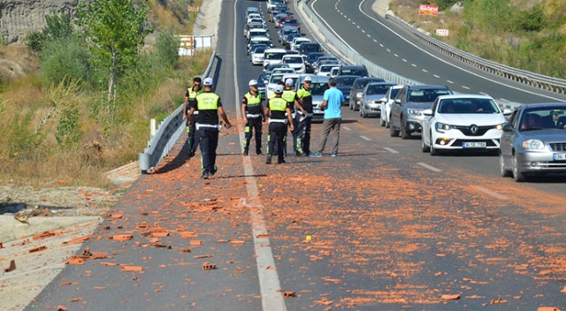 Kastamonu'da otomobilin önünü kesen tır şoförü dehşet saçtı: 3 yaralı Kastamonu'da otomobilin önünü kesen tır şoförü dehşet saçtı: 3 yaralı