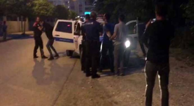 Kız meselesi yüzünden silah ve bıçakla birbirlerine girdiler