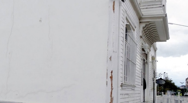 Mütareke evi binası dökülüyor, vatandaşları çileden çıkarıyor Mütareke evi binası dökülüyor, vatandaşları çileden çıkarıyor
