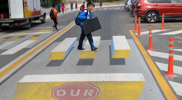 Okul önünde 3 boyutlu yaya geçidi