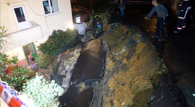 Sarıyer'de yol çöktü Sarıyer'de yol çöktü