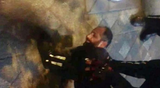 Satırla kadına saldırdı! Hızını alamayınca polise... Satırla kadına saldırdı! Hızını alamayınca polise...
