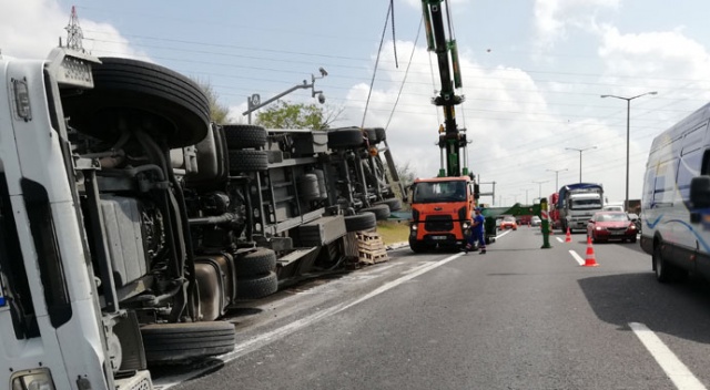 TEM Otoyolu'nda devrilen tır trafiği kilitledi TEM Otoyolu'nda devrilen tır trafiği kilitledi