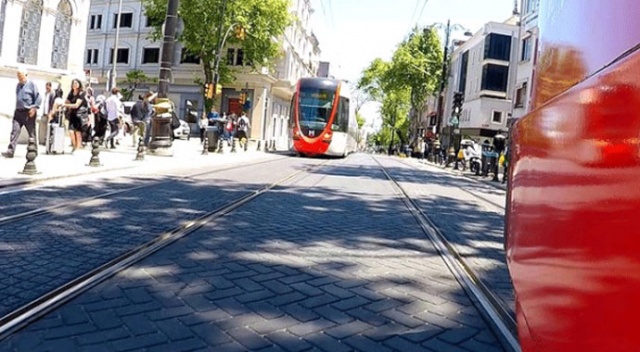 Tramvay turistlerin arasına daldı! Yaralılar var...