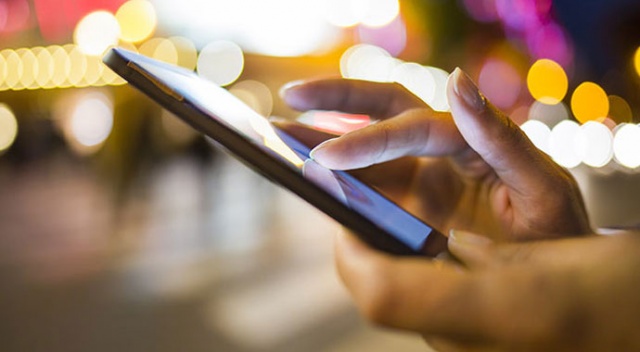 1 hafta boyunca telefonunu elinden düşürmeyen kadın hastanelik oldu