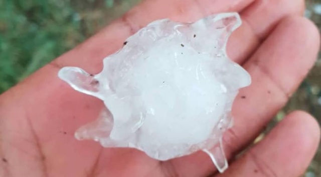 Antalya&#039;da ceviz büyüklüğünde dolu yağdı
