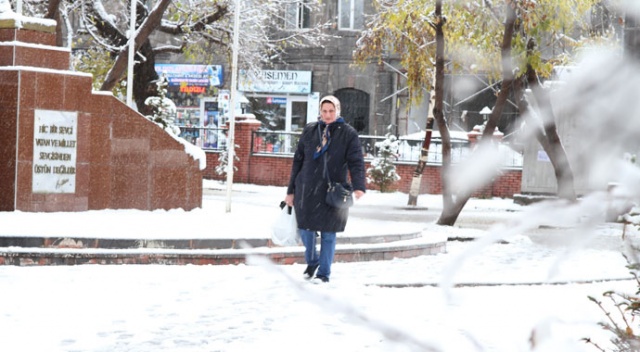 Ardahan şehir merkezi beyaza büründü