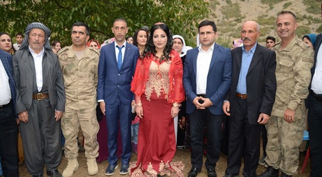 Asker ile aşiret kızı evlendi, düğünde kardeşlik mesajları verildi Asker ile aşiret kızı evlendi, düğünde kardeşlik mesajları verildi