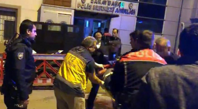 Bıçakla yaralandı, polis merkezi önünde yere yığıldı