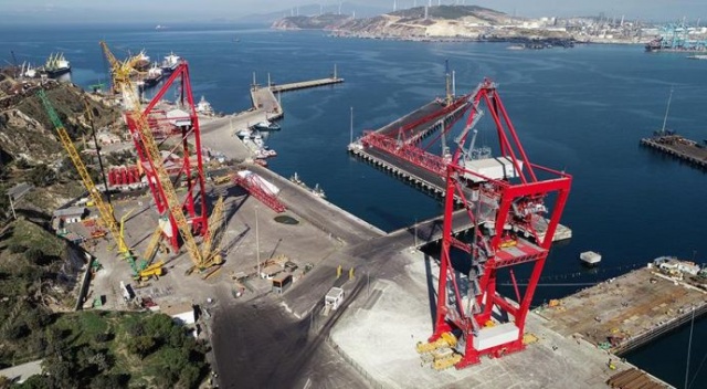 Devasa vinç 8 saatte 600 metre taşındı Devasa vinç 8 saatte 600 metre taşındı