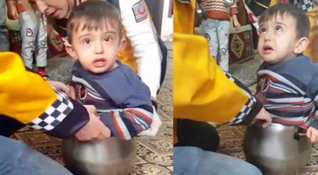 Düdüklü tencerenin içine giren çocuk böyle sıkıştı!