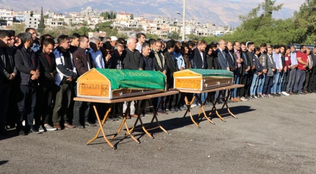 Düğün dönüşü kazada ölen baba-oğul yan yana defnedildi Düğün dönüşü kazada ölen baba-oğul yan yana defnedildi