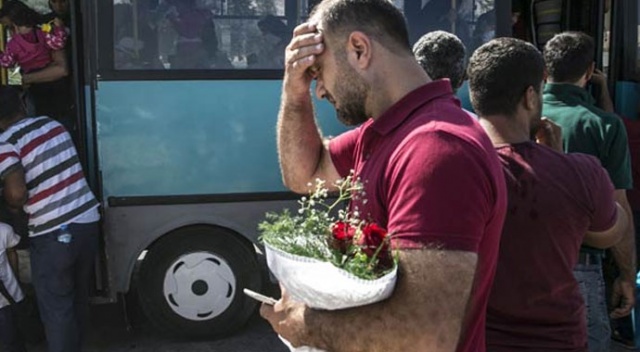Elinde çiçek 7 gündür bekliyor! Elinde çiçek 7 gündür bekliyor!