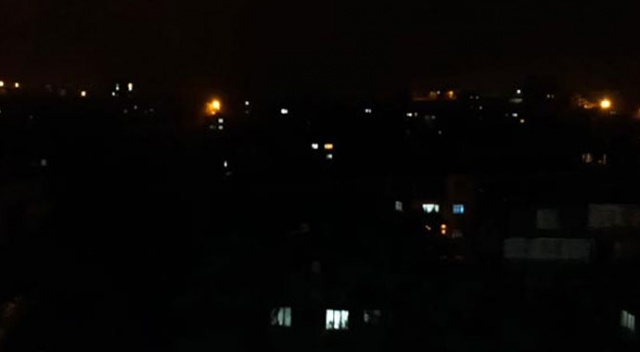 Fırtına hayatı felç etti! Şehir karanlığa gömüldü...
