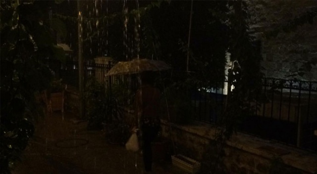 Hatay'da sağanak yağış etkisini artırdı