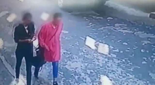 İki kadını evde bastı! Mahalli kovaladı... İki kadını evde bastı! Mahalli kovaladı...