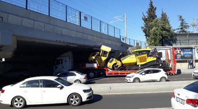 İstanbul&#039;da şoke eden kaza! Trafik kilit...