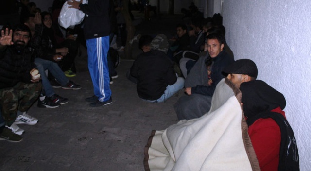 Jandarma 102 göçmeni faciadan kurtardı