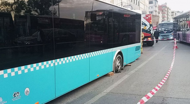 Kadıköy'de yol çöktü! Özel halk otobüsünün tekeri içine düştü Kadıköy'de yol çöktü! Özel halk otobüsünün tekeri içine düştü