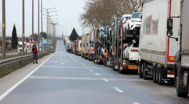 Kapıkule’de 13 kilometre tır kuyruğu var