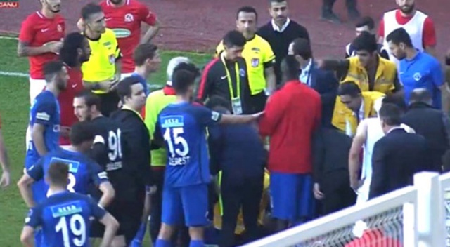 Kasımpaşalı futbolcu Koita'nın yüzüne su şişesi geldi, maç tatil edildi Kasımpaşalı futbolcu Koita'nın yüzüne su şişesi geldi, maç tatil edildi