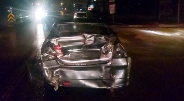 Kırmızı ışıkta bekleyen otomobile minibüs çarptı Kırmızı ışıkta bekleyen otomobile minibüs çarptı
